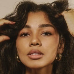 April Buckles - Age, Bio, Family | Famous Birthdays