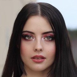 Lauren Burch - Age, Bio, Family | Famous Birthdays