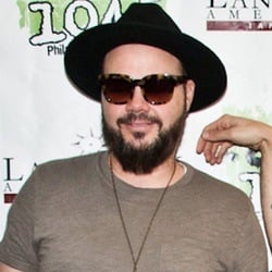 Bassists born in Iowa