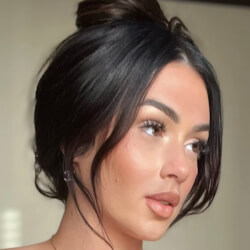 Hayley Davis - Age, Bio, Family | Famous Birthdays