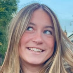 Tess Holloway - Age, Bio, Family | Famous Birthdays