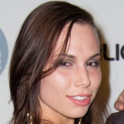 Aidra Fox - Age, Bio, Family | Famous Birthdays