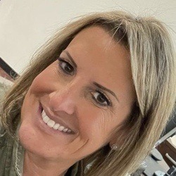 Ashley Gold - Age, Bio, Family | Famous Birthdays