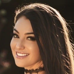 Heather Lynn - Age, Bio, Family | Famous Birthdays