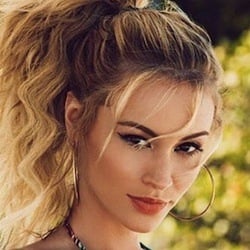 Bryana Holly - Age, Bio, Family | Famous Birthdays