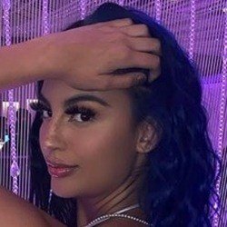 Kristen Kash - Age, Bio, Family | Famous Birthdays