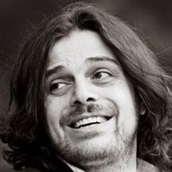 Guitarists born in Turkey