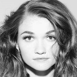 Mandy Lee - Age, Bio, Family | Famous Birthdays