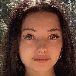 lilyilyb - Age, Bio, Family | Famous Birthdays