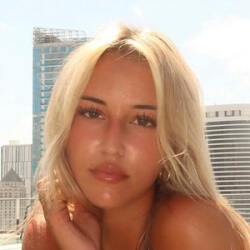 Maili Holt - Age, Bio, Family | Famous Birthdays