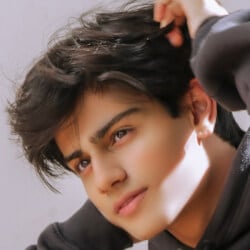 Singers born in Kenya