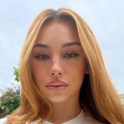 Elizabeth Monahan - Age, Bio, Family | Famous Birthdays