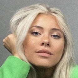 Becca Moore - Age, Bio, Family | Famous Birthdays