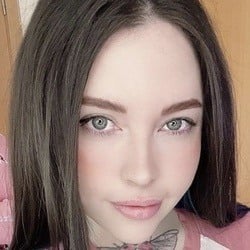 Marina Mui - Age, Bio, Family | Famous Birthdays