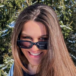 Laura Nix - Age, Bio, Family | Famous Birthdays