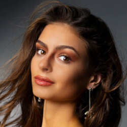 Elizabeth PIpko - Age, Bio, Family | Famous Birthdays