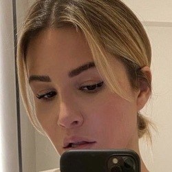 Lauren Pisciotta - Age, Bio, Family | Famous Birthdays