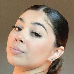 Bella Retamosa - Age, Bio, Family | Famous Birthdays