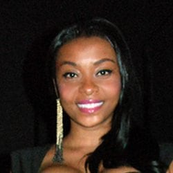 Singers born in Angola