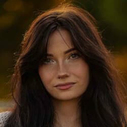 Lauren Riley (TikTok Star) - Age, Bio, Family | Famous Birthdays