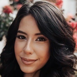 Vee Amor - Age, Bio, Family | Famous Birthdays