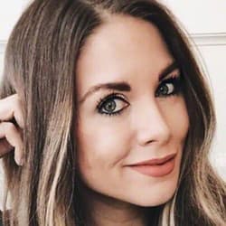 Ashley Robertson - Age, Bio, Family | Famous Birthdays
