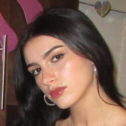 Lily Rosenthall - Age, Bio, Family | Famous Birthdays