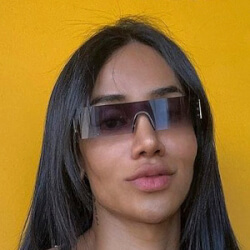 Laura Saenz - Age, Bio, Family | Famous Birthdays