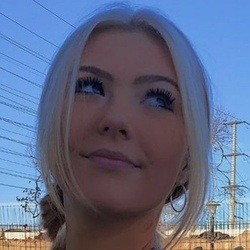Hailey Sigmond - Age, Bio, Family | Famous Birthdays