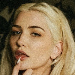 Skye Blue - Age, Bio, Family | Famous Birthdays