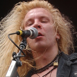 Bassists born in Finland