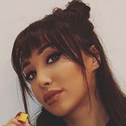 Scarlet Vas - Age, Bio, Family | Famous Birthdays