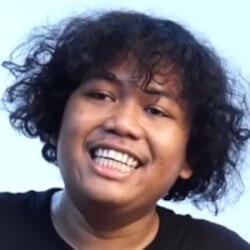 Comedians born in Indonesia