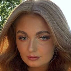 Alexa Louise Williams - Age, Bio, Family | Famous Birthdays