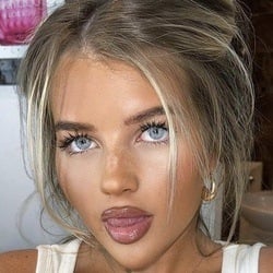 Mia Woodhall - Age, Bio, Family | Famous Birthdays