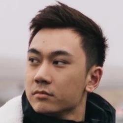 Photographers born in China