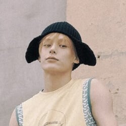 Singers born in China